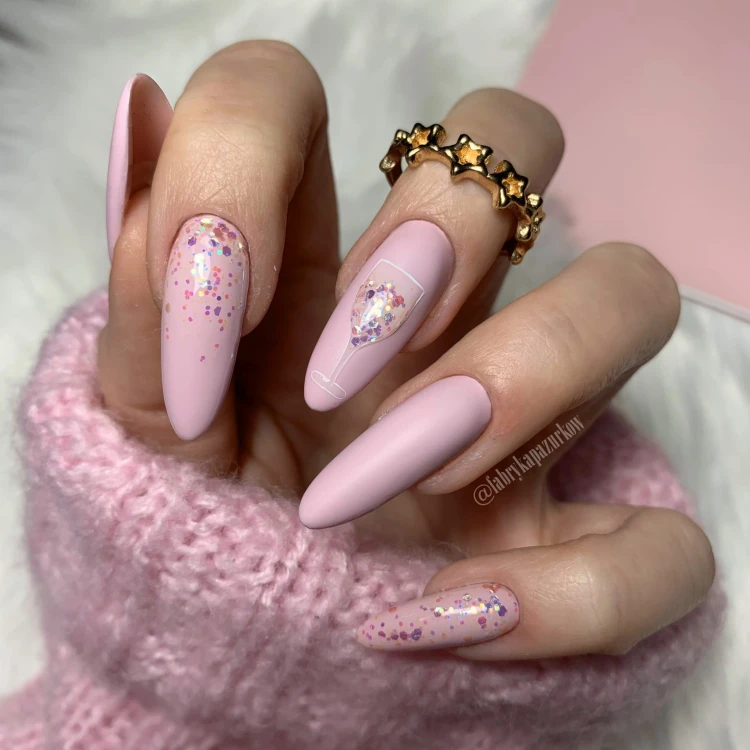 Glitter-2-brokat-na-dlugich-rozowych-paznokciach.jpg